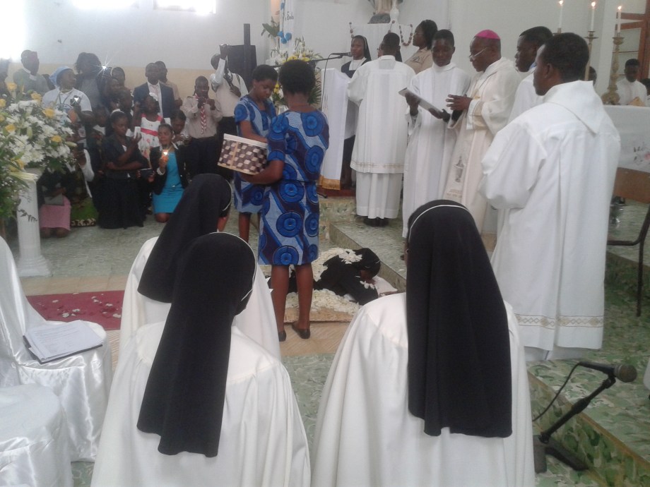 Il momento della prostrazione: Sr Angela viene coperta di petali di rose bianche