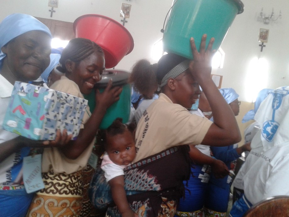 La gente porta saluti e regali a suor Angela al termine della celebrazione