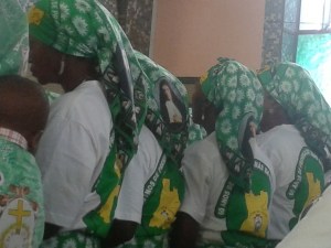 donne partecipanti alla festa con il foulard e la maglia dedicate all'anniversario